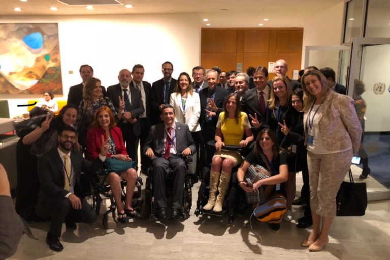 Foto de participantes da delegação brasileira à 11 Conferência dos Direitos das Pessoas com Deficiência - são cerca de 20 pessoas, sendo que algumas estão com cadeiras de rodas